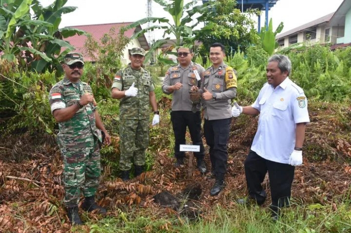 Danramil Sintang hadiri penanaman pohon Hari Bumi 2026 di SMAN 2 Sintang