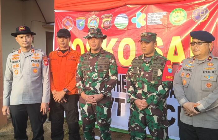 Tembus Medan Ekstrem Bukit Puntak, TNI dan Tim SAR Gabungan Berhasil Evakuasi Korban Helikopter PK-CFX di Sekadau