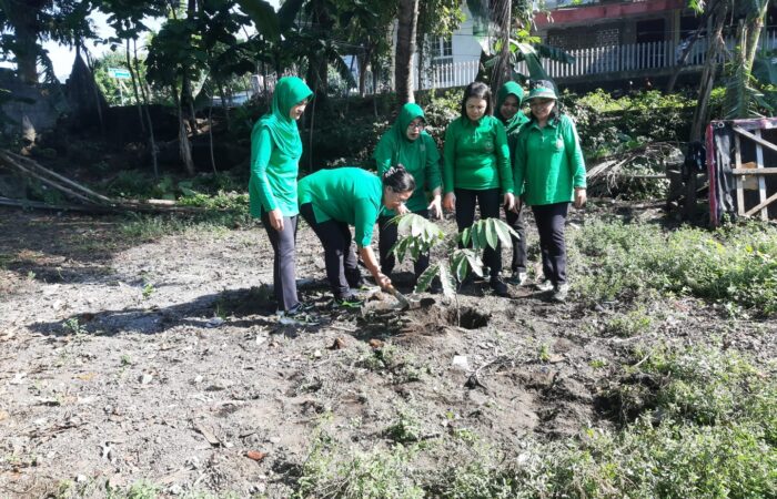Sambut HUT ke-80, Persit KCK Kodim 1310/Bitung Hijaukan Lingkungan Lewat Gerakan Indonesia Asri