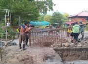 Wujud Kemanunggalan TNI-Rakyat, Babinsa Kodim 1310/ Bitung Dan Warga Rap-Rap Bahu Membahu Bangun Jembatan Perintis Garuda