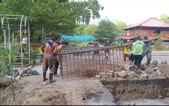 Wujud Kemanunggalan TNI-Rakyat, Babinsa Kodim 1310/ Bitung Dan Warga Rap-Rap Bahu Membahu Bangun Jembatan Perintis Garuda