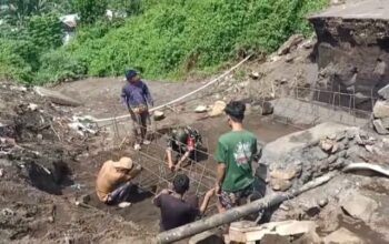 Demi Segera Terwujudnya Jembatan Beton Garuda, Warga dan Babinsa Bahu-Membahu di Lapangan