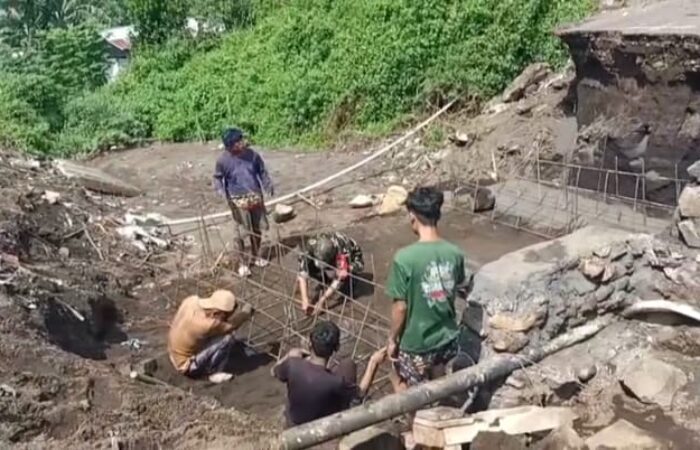 Demi Segera Terwujudnya Jembatan Beton Garuda, Warga dan Babinsa Bahu-Membahu di Lapangan