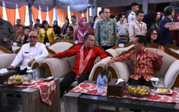 Bupati Sintang minta Pemprov Kalbar percepat pembangunan jalan provinsi dan PLBN Sei Kelik dalam Musrenbang 2027.
