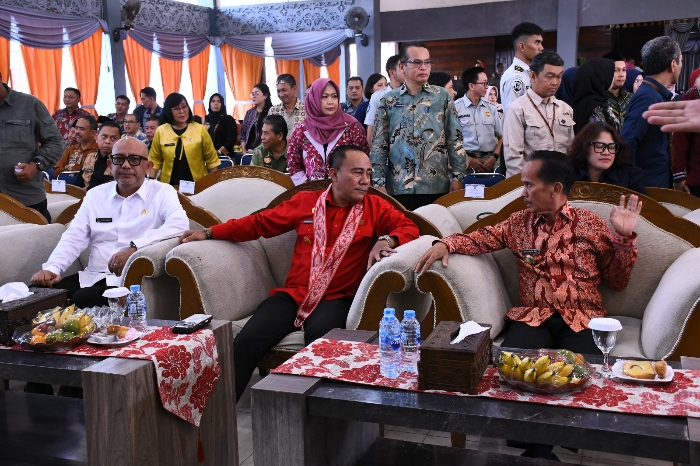 Bupati Sintang minta Pemprov Kalbar percepat pembangunan jalan provinsi dan PLBN Sei Kelik dalam Musrenbang 2027.