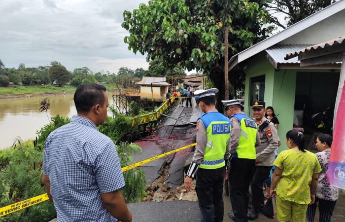 Longsor di Tepian Sungai Sekadau Putus Akses Jalan, Polisi Pasang Garis Pembatas dan Imbau Warga Waspada