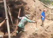 Tunjukkan Semangat Kebersamaan, Babinsa Airmadidi Bawah Turun Tangan Bantu Pemasangan Bowplank Jembatan Perintis Garuda