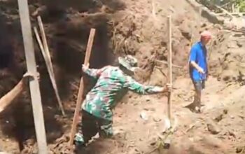 Tunjukkan Semangat Kebersamaan, Babinsa Airmadidi Bawah Turun Tangan Bantu Pemasangan Bowplank Jembatan Perintis Garuda