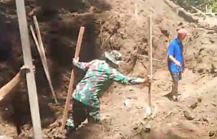 Tunjukkan Semangat Kebersamaan, Babinsa Airmadidi Bawah Turun Tangan Bantu Pemasangan Bowplank Jembatan Perintis Garuda