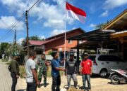 Kobarkan Semangat Nasionalisme, Kodim 1202/Singkawang Bersama masyarakat Hiasi Kampung dengan Pemasangan Bendera Merah Putih.