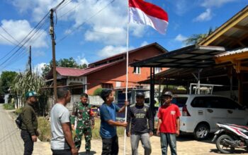 Kobarkan Semangat Nasionalisme, Kodim 1202/Singkawang Bersama masyarakat Hiasi Kampung dengan Pemasangan Bendera Merah Putih.