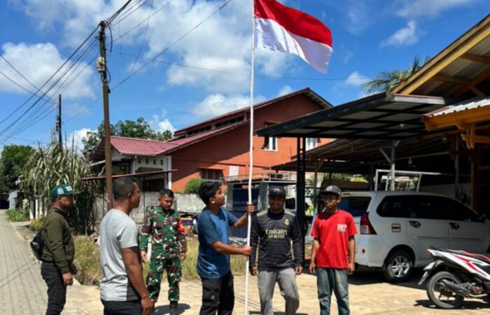 Kobarkan Semangat Nasionalisme, Kodim 1202/Singkawang Bersama masyarakat Hiasi Kampung dengan Pemasangan Bendera Merah Putih.