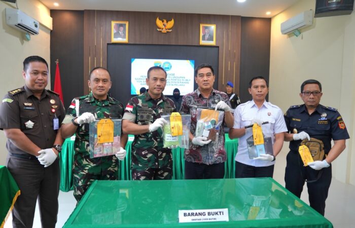 Gagalkan Penyelundupan 1.659 Butir Ekstasi di Perbatasan, Danrem 121/Abw Serahkan Pelaku dan Barang Bukti ke BNNP Kalbar