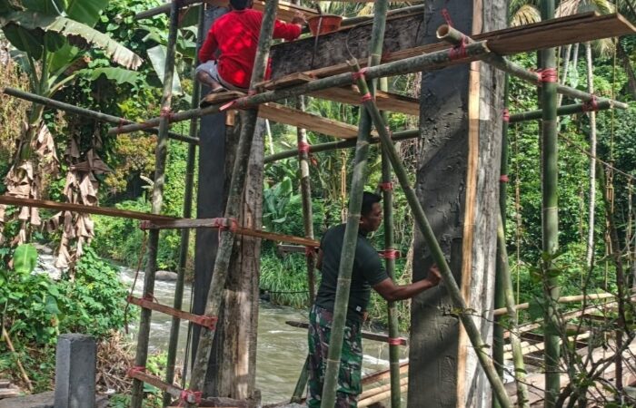 Percepat Pembangunan Jembatan Gantung Perintis Garuda, Babinsa Bantu Pengerjaan Jembatan