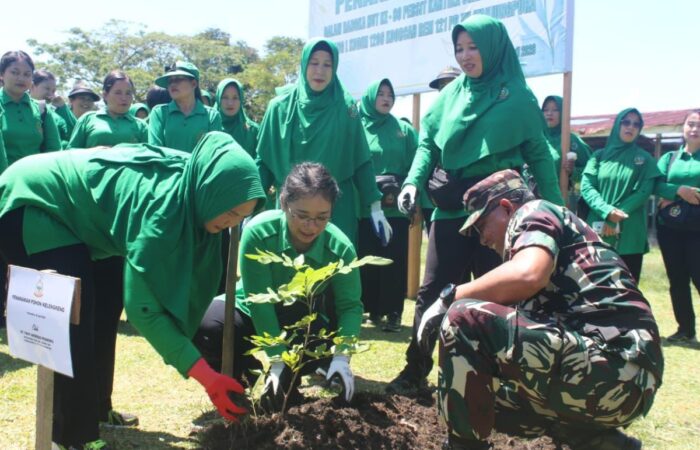 Persit KCK Cabang L Kodim 1206/Putussibau Gelar Penanaman Pohon Dalam Rangka HUT Ke-80