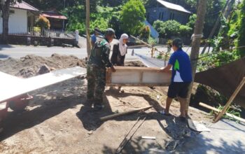 Genjot Konektivitas, Pengecoran Foot Plat Jembatan Perintis Garuda Airmadidi Bawah Dikebut Bersama Babinsa dan Warga
