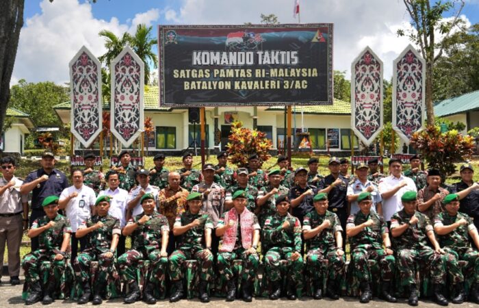 Danrem 121/Abw dampingi Pangdam XII/Tanjungpura Kunjungi Pos Kotis Nanga Badau, Berikan motivasi dan Semangat Prajurit Penjaga Perbatasan RI-Malaysia